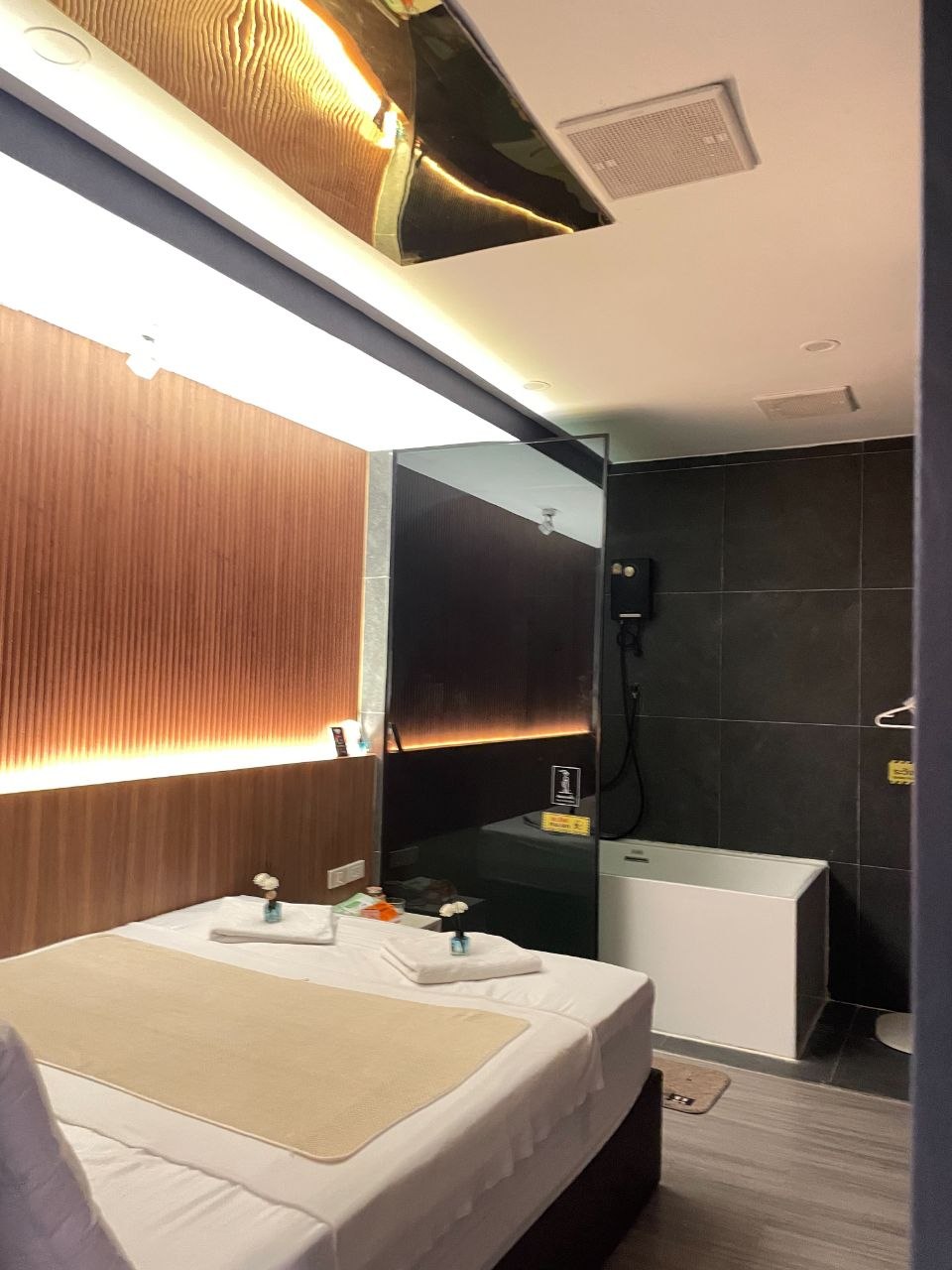 Private en suite room with bathtub at 8 Fantasy Bangkok